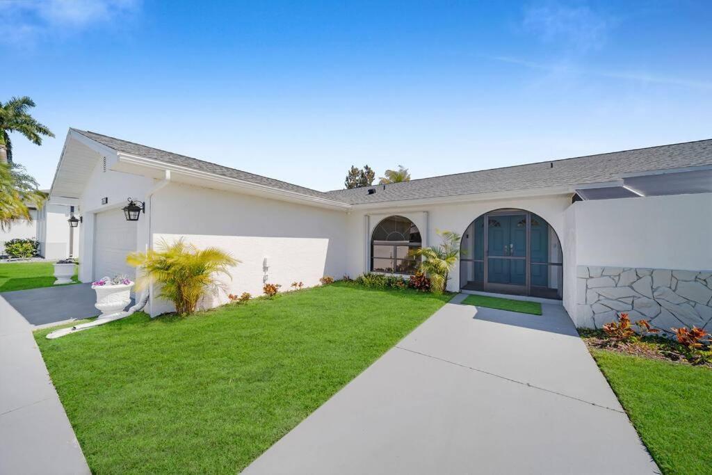 Luxury Waterfront Haven In Cape Coral - Dog-Friendly Escape With Private Pool Vila Exterior foto