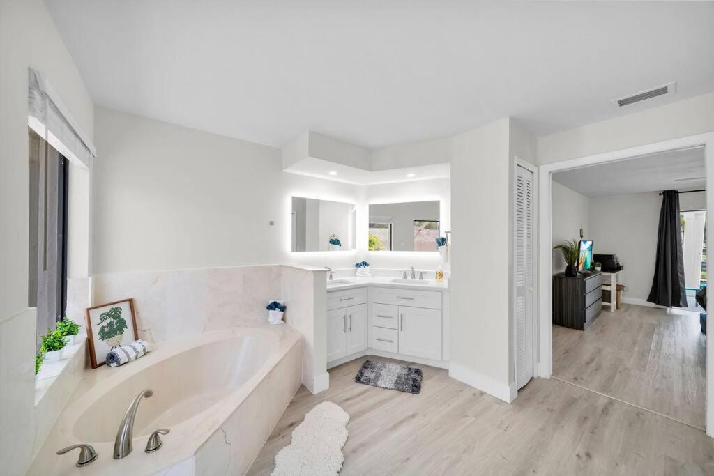 Luxury Waterfront Haven In Cape Coral - Dog-Friendly Escape With Private Pool Vila Exterior foto