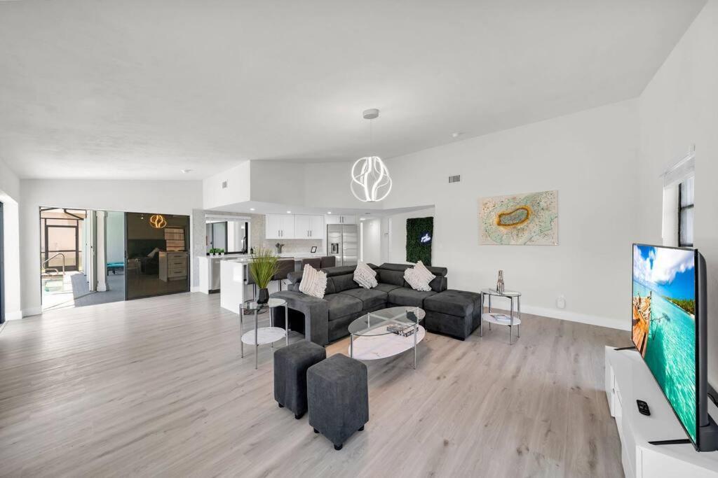 Luxury Waterfront Haven In Cape Coral - Dog-Friendly Escape With Private Pool Vila Exterior foto
