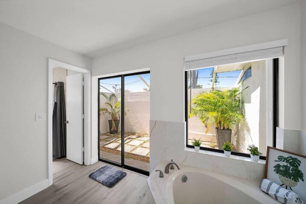 Luxury Waterfront Haven In Cape Coral - Dog-Friendly Escape With Private Pool Vila Exterior foto