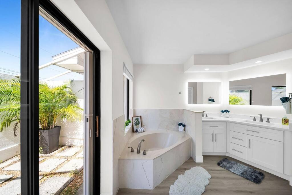 Luxury Waterfront Haven In Cape Coral - Dog-Friendly Escape With Private Pool Vila Exterior foto